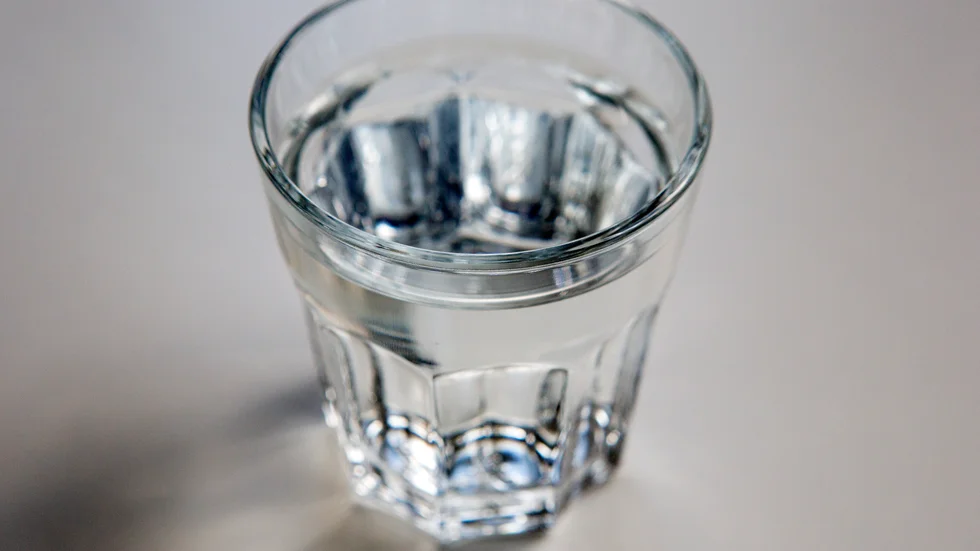Är det rimligt att den som förbrukar 50 kubikmeter vatten har lika hög fast avgift som den som förbrukar 300, skriver Britt Eriksson.