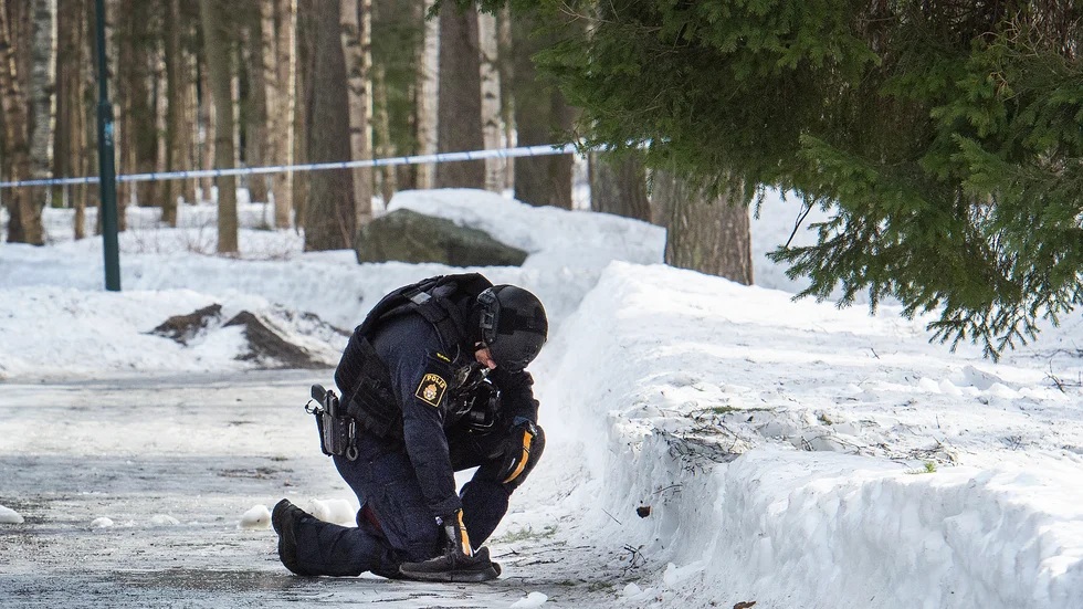 Två bombtekniker flögs upp från Stockholm efter fyndet av det misstänkt explosiva föremålet på Örnäset.