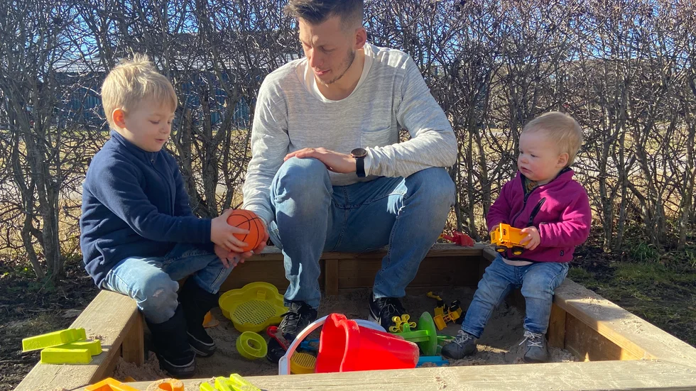 Föräldralediga Gustav Jansson tillsammans med barnen Hamilton, 4 år, och Lova, 14 månader, hade bestämt sig för att lägga av med fotbollen. Nu har han ändrat sig, spelar en säsong till i Värmbols FC.