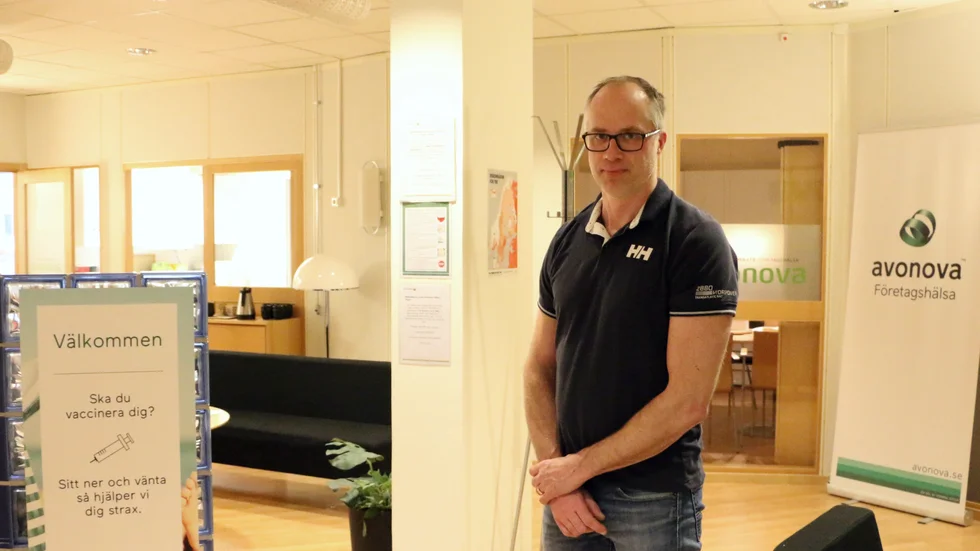 Patrik Berglund har sedan i november 2020 utfärdat hundratals friskintyg till människor som ska resa till andra länder. 