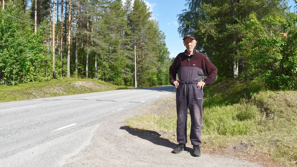 Erland Holmström har bott i Långviken i hela sitt liv och vittnar om att trafiken förbi hans hus går i mycket höga hastigheter. 