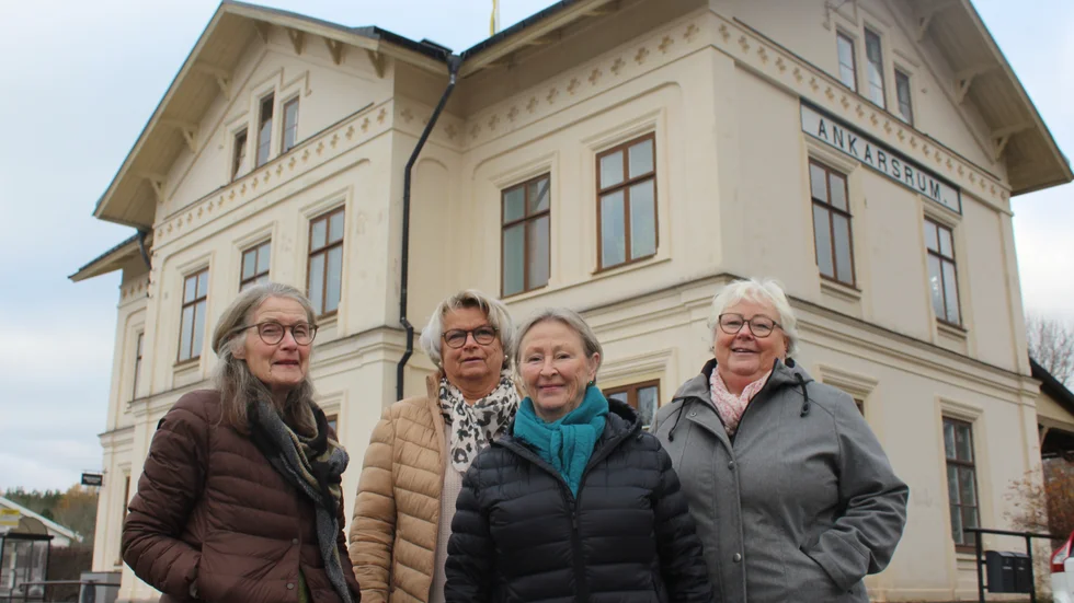 Rallarrosorna ställer ut i stationshuset, Ankarsrum. Från vänster: Ulrike Jansson, Britt-Marie Karlsson, Ulla Hertz och Britt Johansson.