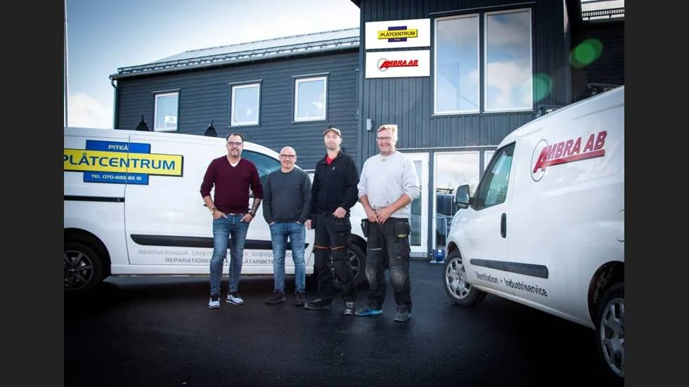 Tidigare kollegorna Joakim Hansson från Plåtcentrum och Ambras vd Mikael Johansson samlas framför de nya lokalerna på Öhns industriområde i Öjebyn. Med på bilden är också  Andreas Granberg och Ulf Gustafsson.