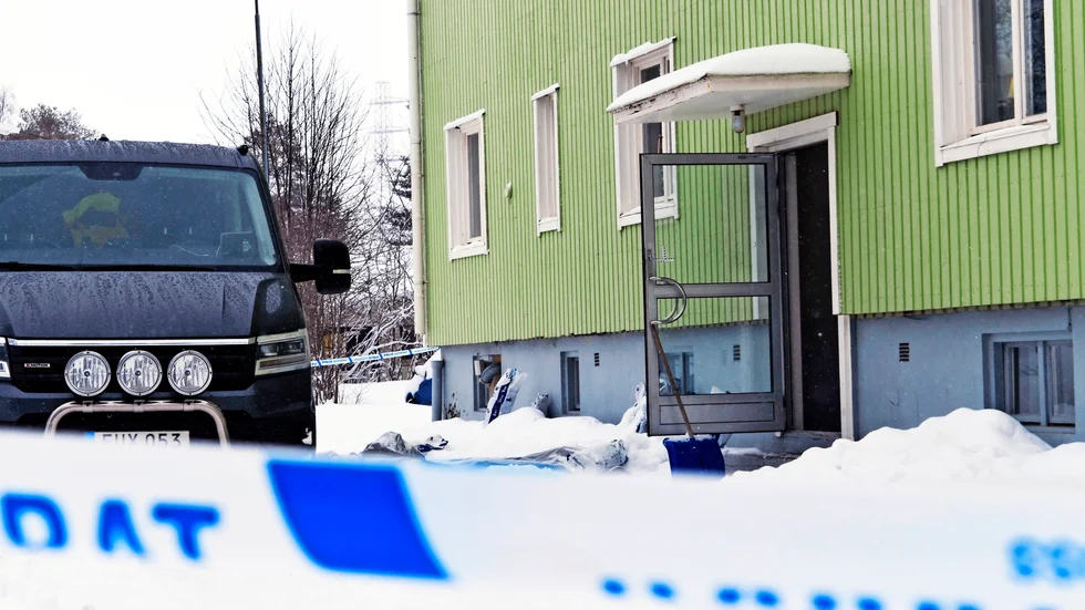 Polisen höll förhör och knackade dörr i området kring brottsplatsen på söndagsmorgonen för att få in eventuella vittnesuppgifter.