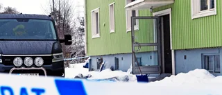 Poliserna som var först på mordplatsen: ”Tittar in genom brevinkastet och ser en livlös man”