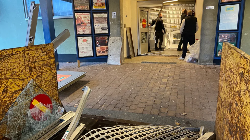 Utgången bredvid korvkiosken är demolerad. Gallret har blivit intryckt.