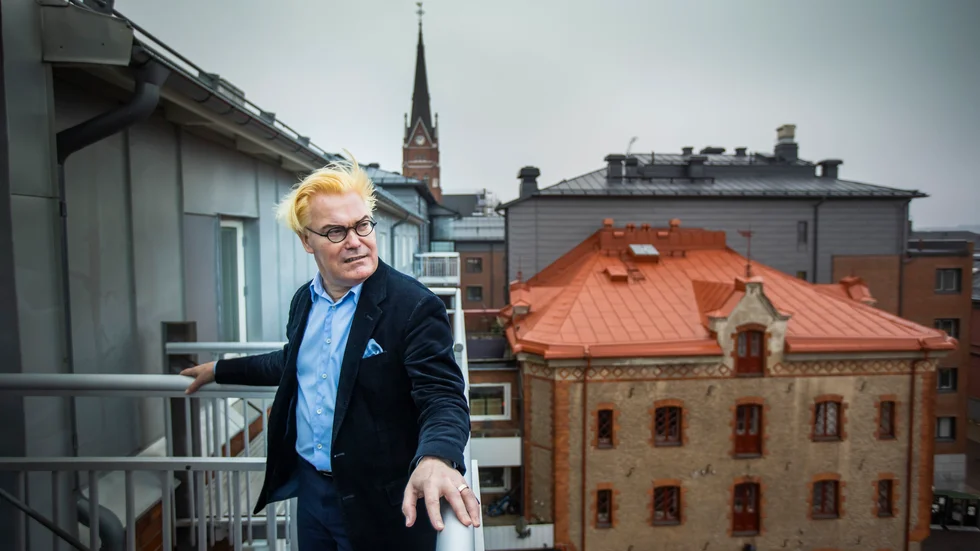 Peppe Bergström Hesselbom, kulturchefe inom Region Norrbotten, avgår efter bara ett år på jobbet. Han har blir dock kvar inom regionen under ett halvårs uppsägningstid, motsvarande  närmare en halv miljon kronor i lönekostnad. 