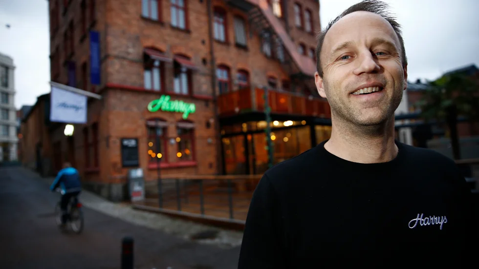 Johan Doverhjelm, ägare av Harrys i Norrköping, är glad över att restriktionerna har hävts.