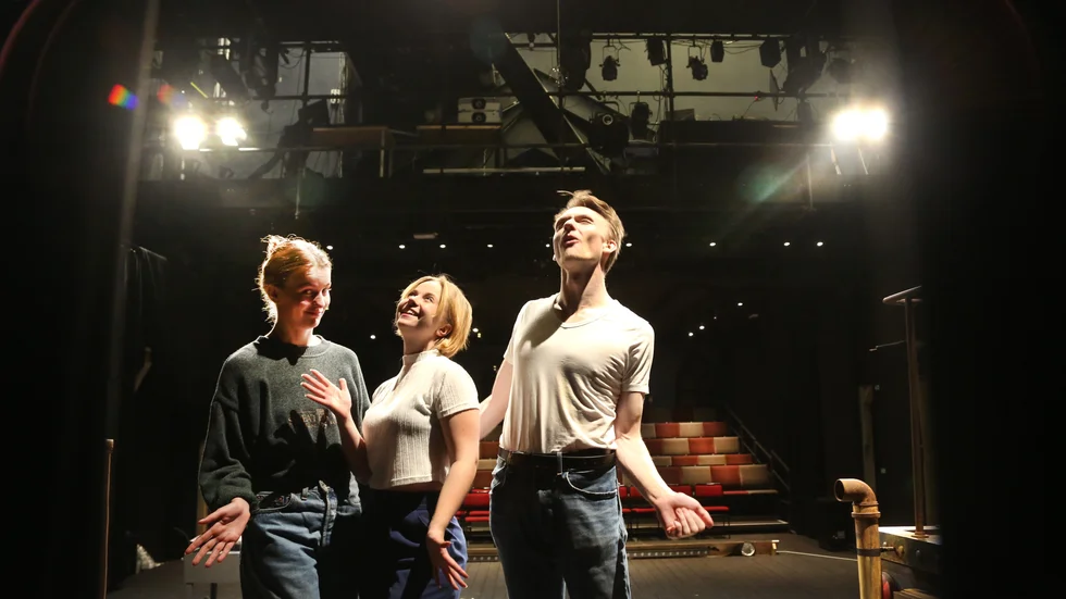 Stina Olsson, Elvira Norbäck och Filip Vikström studerar vid musikalutbildningen på Göteborgs universitet. De har under hösten praktiserat på Länsteatern på Gotland.