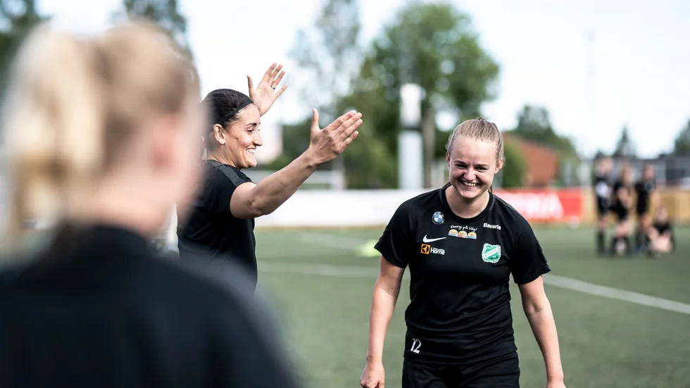 Skelleftetjejen Elin Ellman har förlängt sitt kontrakt med Team Thorengruppen.