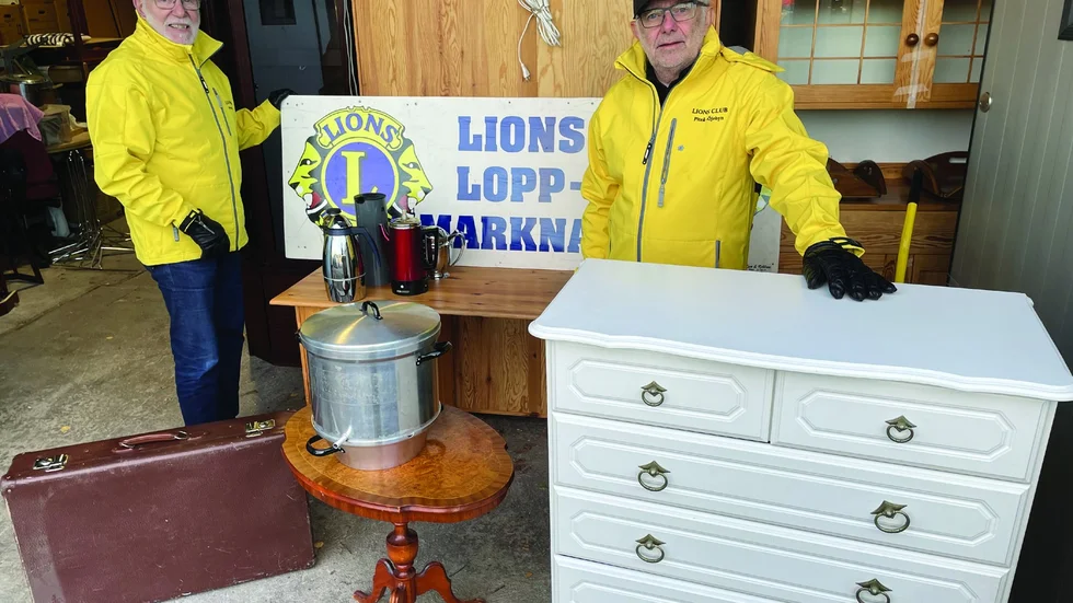 Välkommen till Lionsloppis, hälsar Staffan Bergström (till vänster) och Leif Boström som har bråda dagar för att förbereda evenemanget.