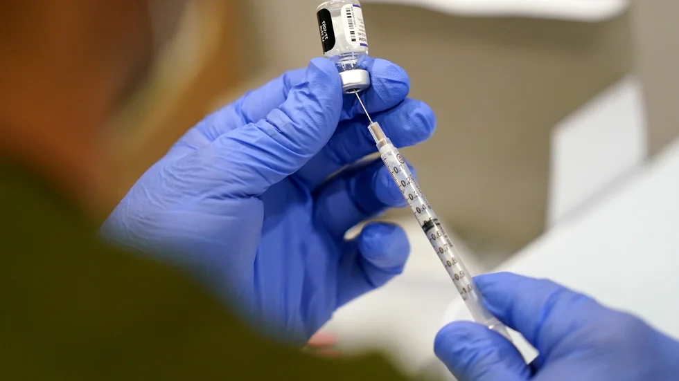 En spruta med vaccin mot covid-19. Arkivbild.
