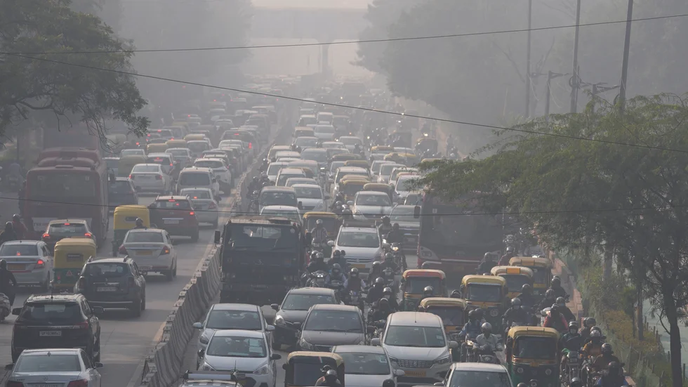Pendlare i den hälsovådliga luften i Delhi under onsdagsmorgonen.