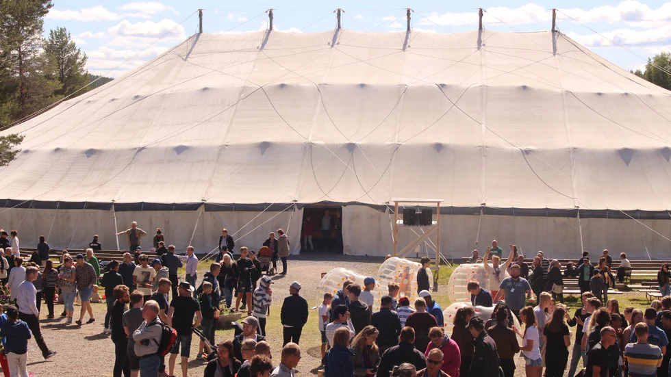 Stora tältet under veckan rymmer 1 700 personer. Foto: Lapplandsveckan