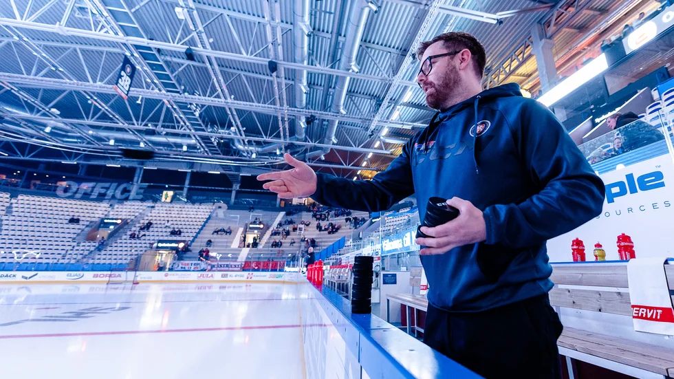 "Skillnaden mot när jag började är jättestor. Allt förändras och utvecklas och klubben har tagit riktigt stora kliv", säger Tobias om sin klubb Växjö Lakers.