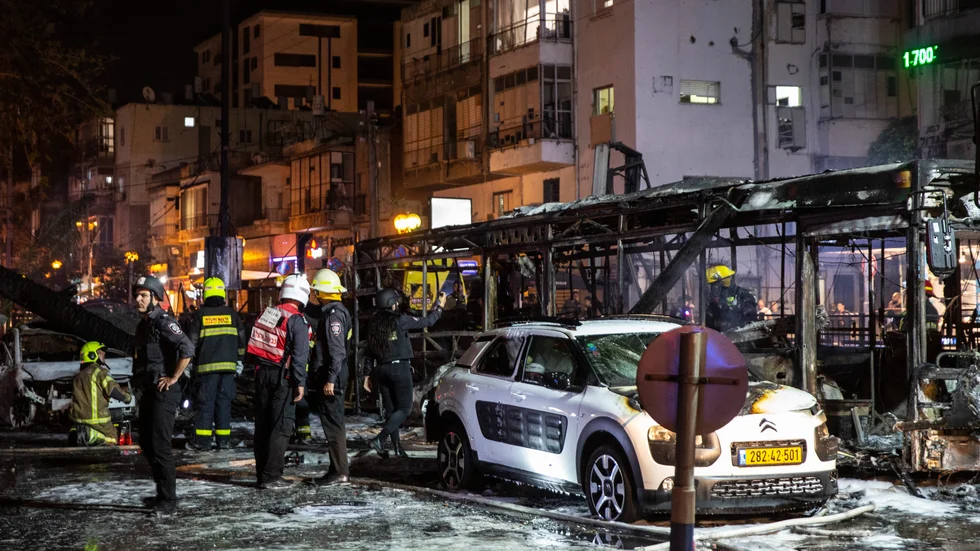 En raket skjuten från Gaza som exploderade i ett bostadskvarter i den israeliska staden Holon. Israel svarade med flygräder mot Gaza. 