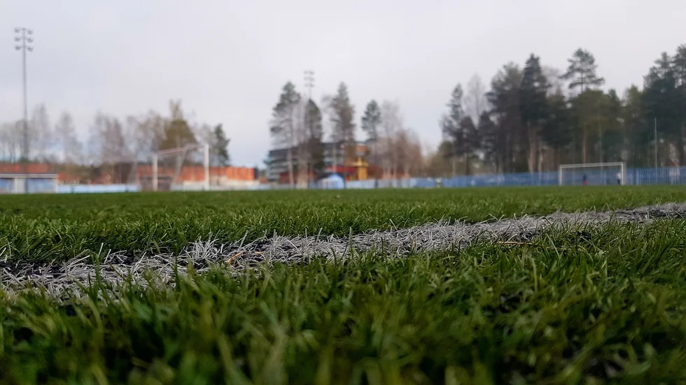 Förra året fick Hertsö IP nytt konstgräs på den stora planen och i år kommer två femmannaplaner att anläggas. Planerna kommer användas för att testa ut mer miljövänligt material än det granulat som ofta används i konstgräsmattor.