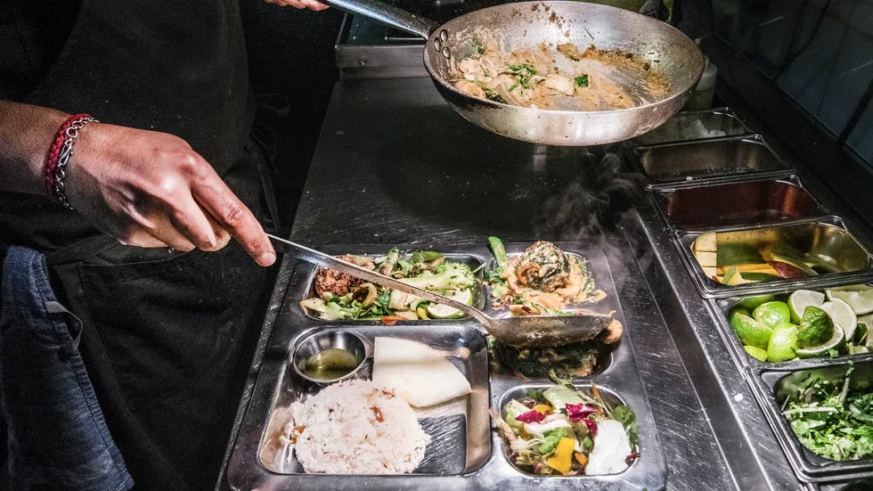 Enköpings kommun kräver att serveringsstället måste erbjuda minst tre olika rätter på menyn, medan man i Östhammar kräver fem. I Uppsala och Tierp anger man inte ett fast antal rätter, utan gör i stället en helhetsbedömning, konstaterar insändarskribenten,