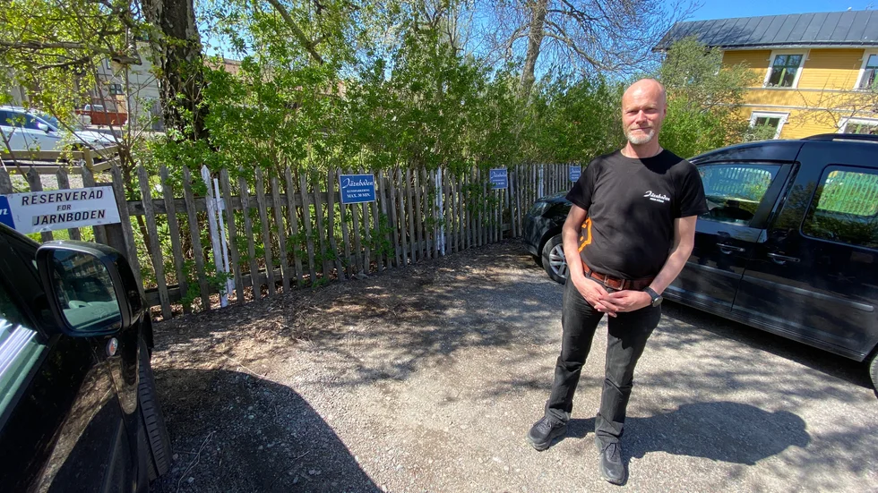 Det är så viktigt för Järnboden att kunderna kan parkera nära så att ägaren Stefan Jonsson har hyrt en kundparkering. – Tyvärr utnyttjar ju hela Mariefred den, säger han. 
