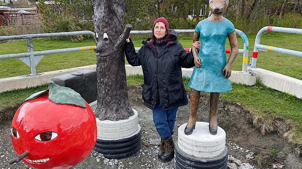 Klara Kristalovas "Resenärerna" står sedan 2021 i Valsätraparken. Skulpturgruppen är en av dem som presenteras i appen.
