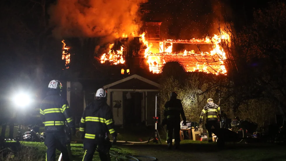 Strax efter elva på lördagskvällen började en tvåplansvilla i Knivsta att brinna.
