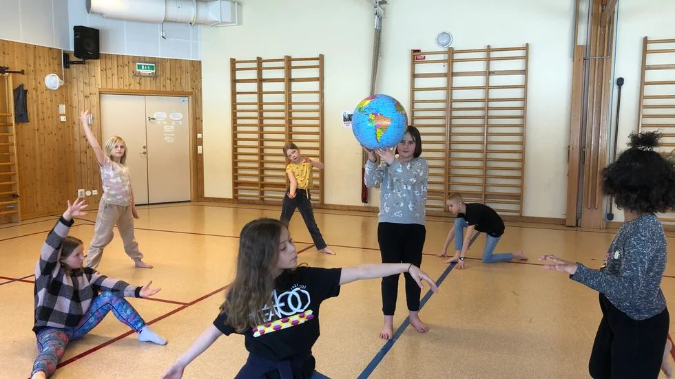 Elever från Backeskolans årskurs 3 dansar i en lokal version av det gemensamma musikcollaget Viva La Vida.