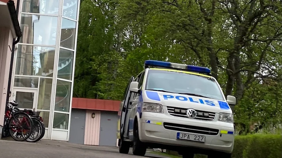 Polisen var under söndagskvällen på plats på en adress i Valla efter ett misstänkt dödsfall.