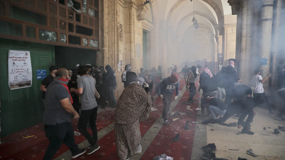Palestinier under sammandrabbningar med israeliska säkerhetsstyrkor vid al-Aqsamoskén i måndags.