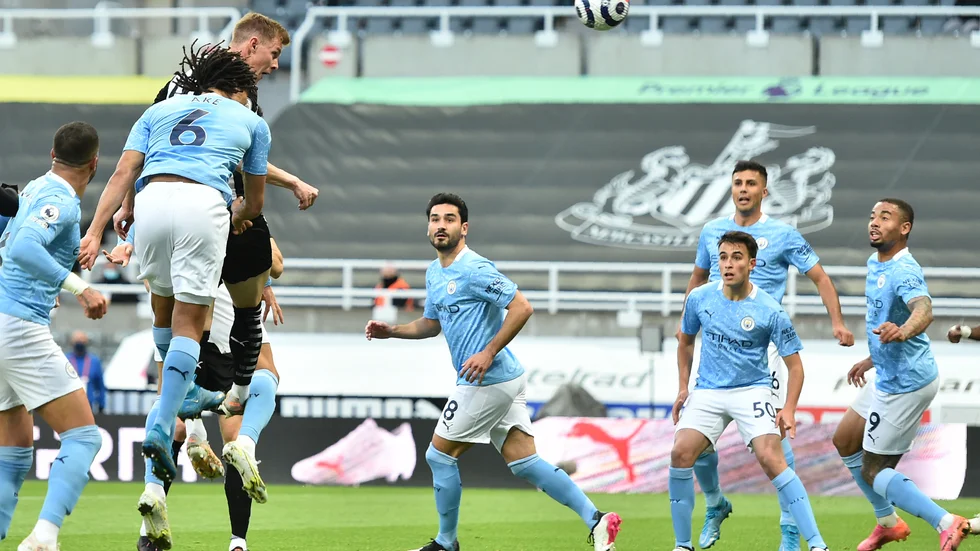 Emil Krafth nickar in 1–0 mot Manchester City.