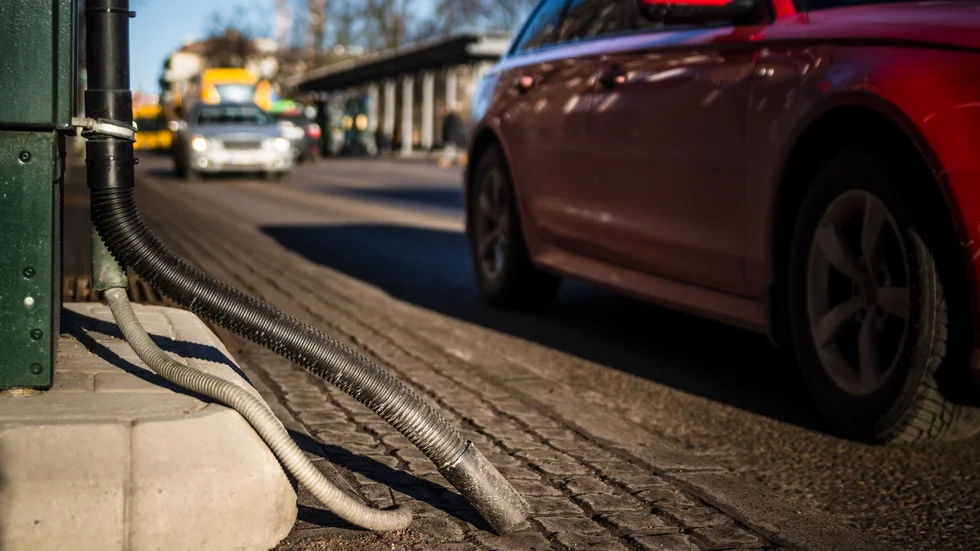 Det är alldeles uppenbart att de förslag som finns i Mobilitetsplanen är helt otillräckliga för att nå utsläppsmålet på nio år, skriver Ingalill Ek.