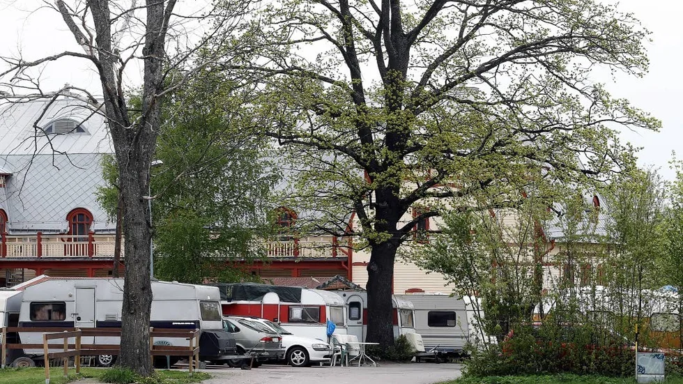 Utanför fastigheten på Östermalmsgatan är det tätt mellan husvagnarna.