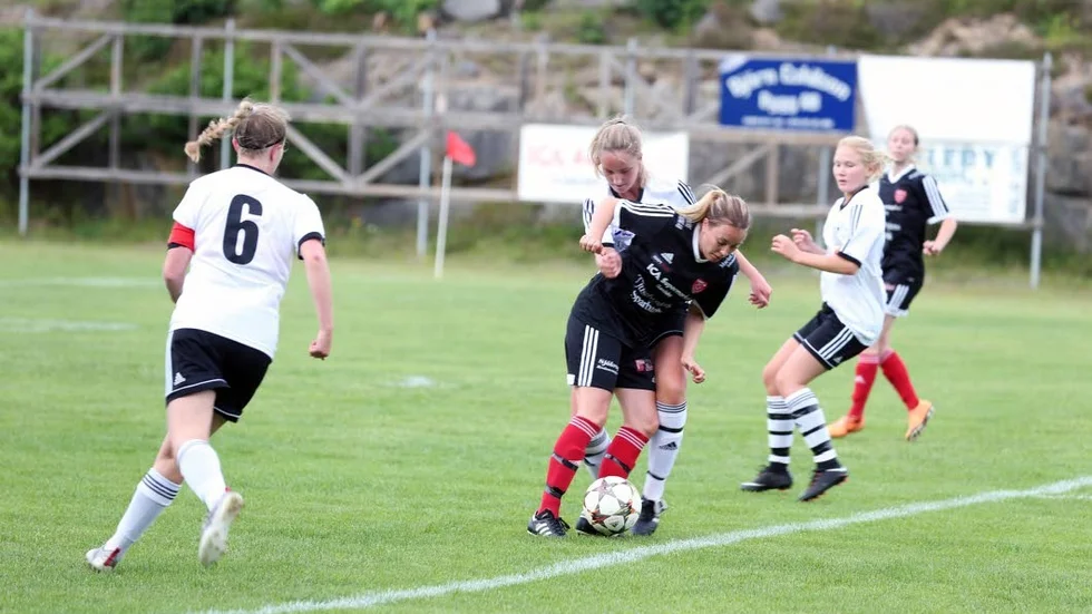 Derbyhjälte. Josefine Gustavsson uppvaktades hårt i derbyt, men trots detta gjorde hon tre mål. Här det Västerviks Tove Samuelsson som försöker få stopp på Josefine.
