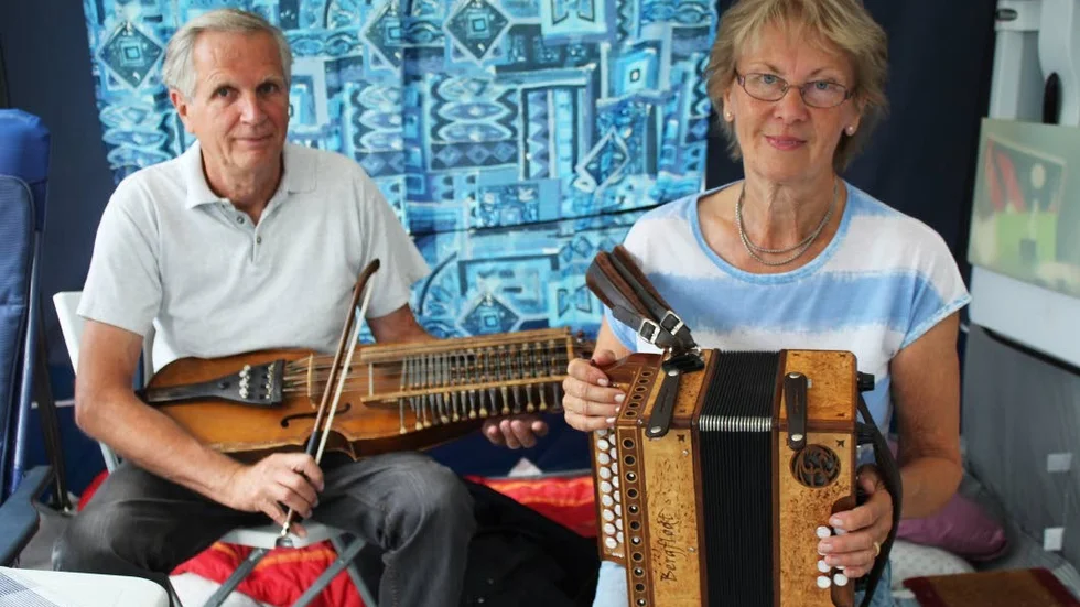 Musik. Lennart Andersson och Anita Persson tycker om samhörigheten på Durspelsstämman.