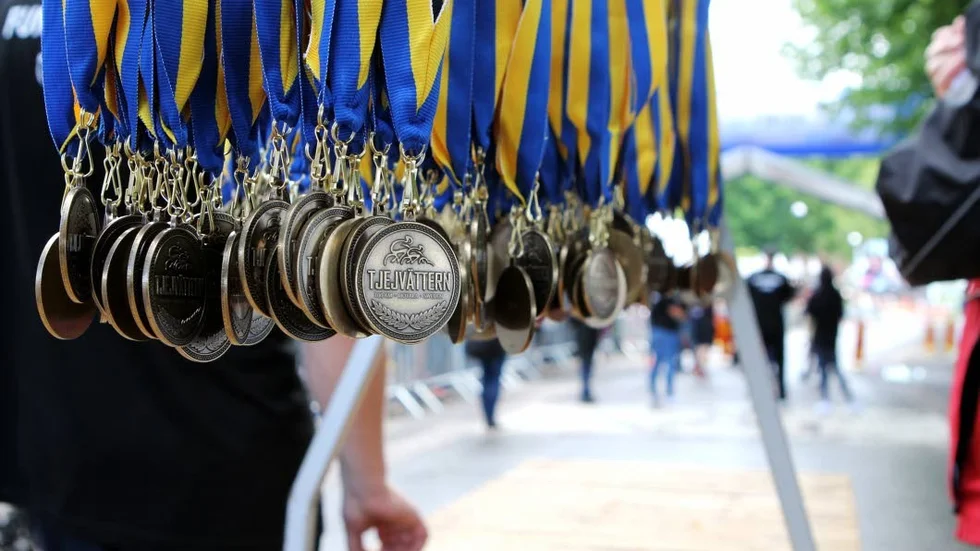 Deltagarna i Tjejvättern får nya medaljer på grund av felmärkning.