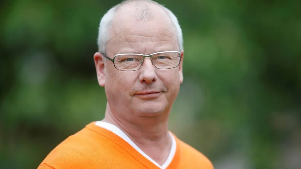 Godkänd. Registreringsskylten "400 ASA" rulllar vidare i stan. "De över 45 fattar", säger Lasse Hejdenberg.