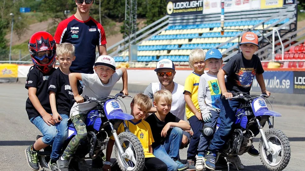 Piratlaget. Om tio år kanske det är de här killarna som utgör det. I tre dagar har de fått lära sig köra speedway av Jonas och Daniel Davidsson.