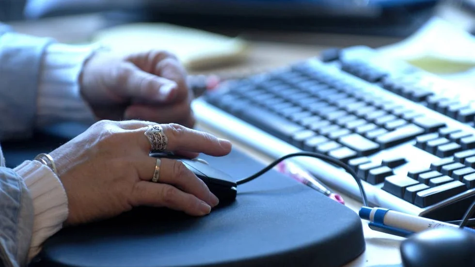 En undersköterska utför bland annat vissa administrativa uppgifter säger Gunilla Skill.