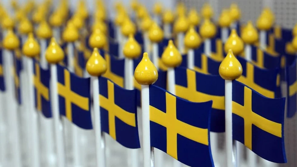 Blågult. De nya medborgarna fick bland annat varsin svensk bordsflagga i trä.