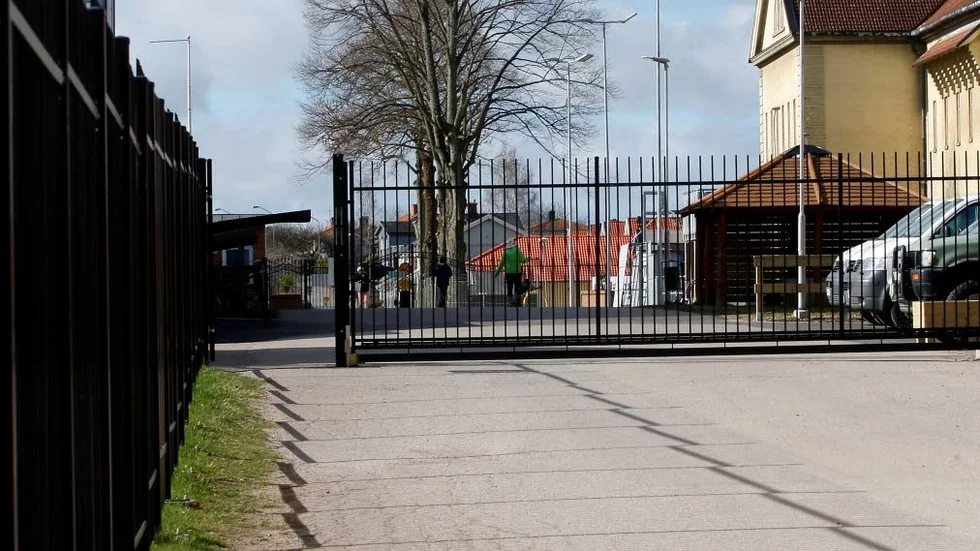 Oro. Efter att föräldrar uttryckt oro över att ett nytt HVB-hem öppnas nära Fria Intermiliaskolan har skolan nu beslutat att ha en skolvärd vid grindarna.