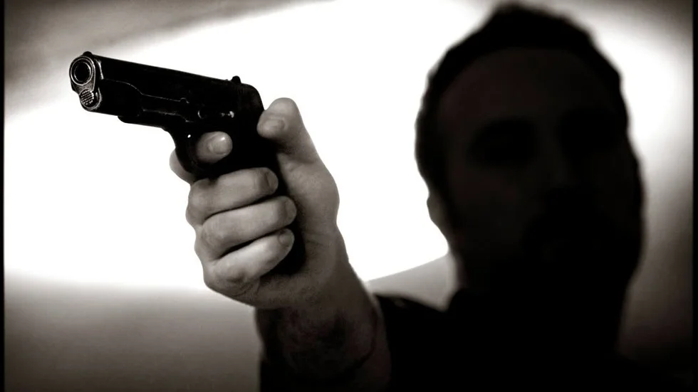Pistolmannen ville att festdeltagarna skulle lämna platsen. Det gjorde de - och ringde polisen.
