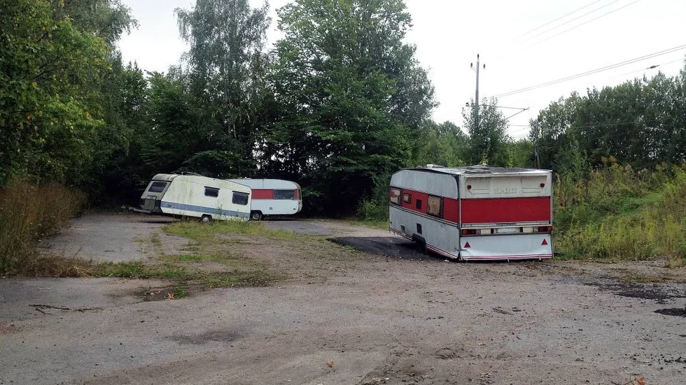 Tre husvagnar står en bit från Stena Recyclings område.