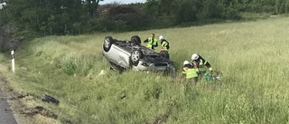 Bil voltade vid olycka på E22