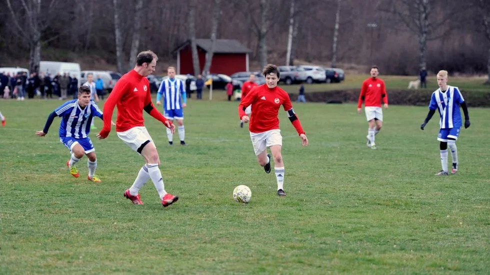 Målskyttar. Conny Karlsson, till vänster, och Robin Lundahl bidrog med fem mål när Edsbruk tog en ny seger.