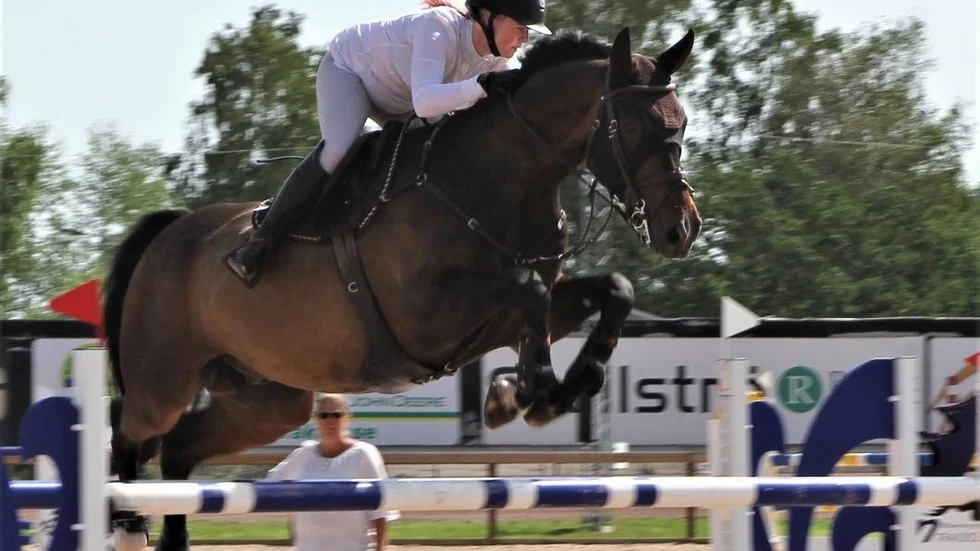 Snabba Åbyekipaget Cornelia Rylén och Rasputin tog en överlägsen seger i huvudklassen (1,40) i Mjölbys nationella hoppning. Segermarginalen blev fyra och en halv sekund.