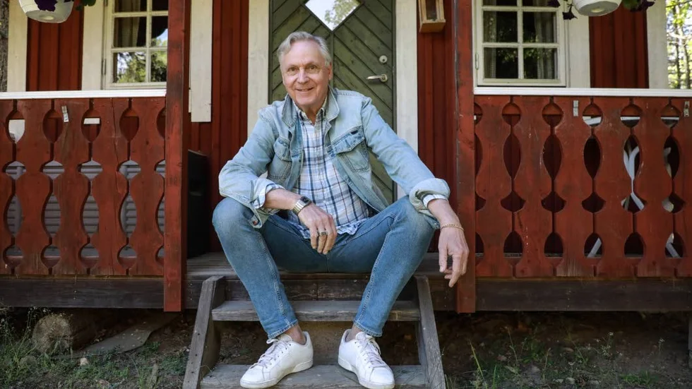 Åke Stolt på trappen till lillstugan vid sommarhuset utanför Björsäter. En idyll han och hustrun Siv har haft i 50 år.