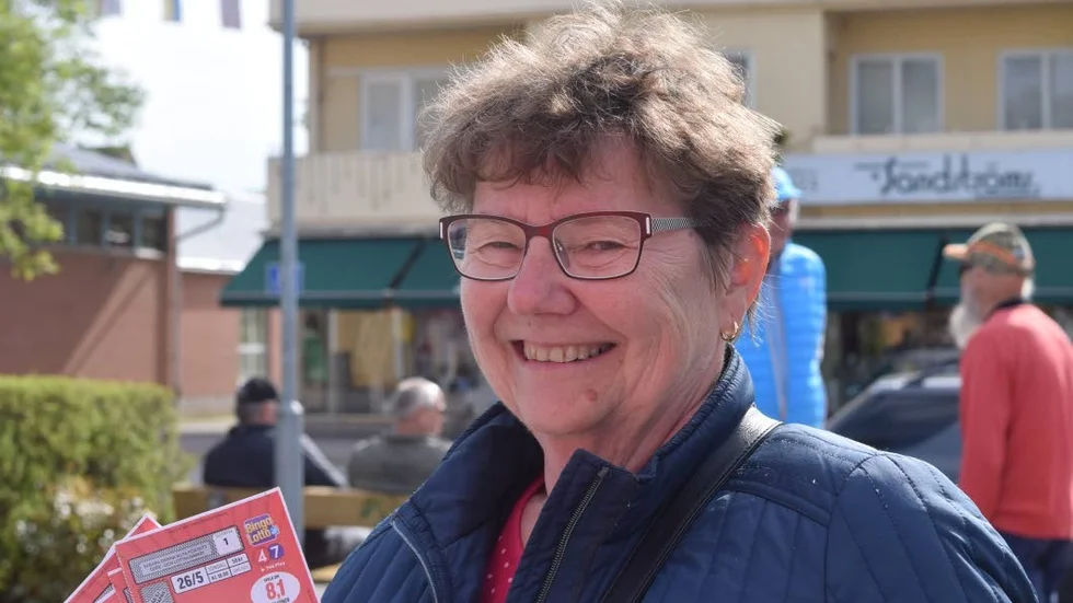 Gerty Alvin har står allt som ofast på torget i Kisa och säljer bingolotter för Hörselskadades Riksförbund i Kinda.