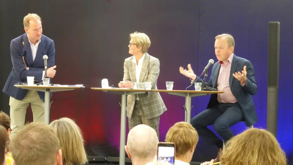 Niklas Nåbo (S) och Gustaf Appelberg (L) debatterade kulturens villkor i Linköping under ledning av moderatorn Åsa Christoffersson.
