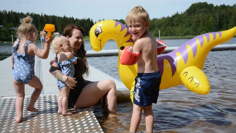 Aguzt busar gärna i vattnet tillsammans med småsyskonen Ellen, Allvira och mamma Sofia Klasén.