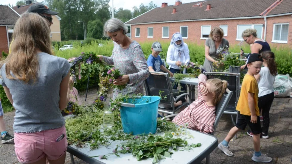 Barn och personal från Ingatorpsskolans fritids fixade kransarna till midsommarstången.