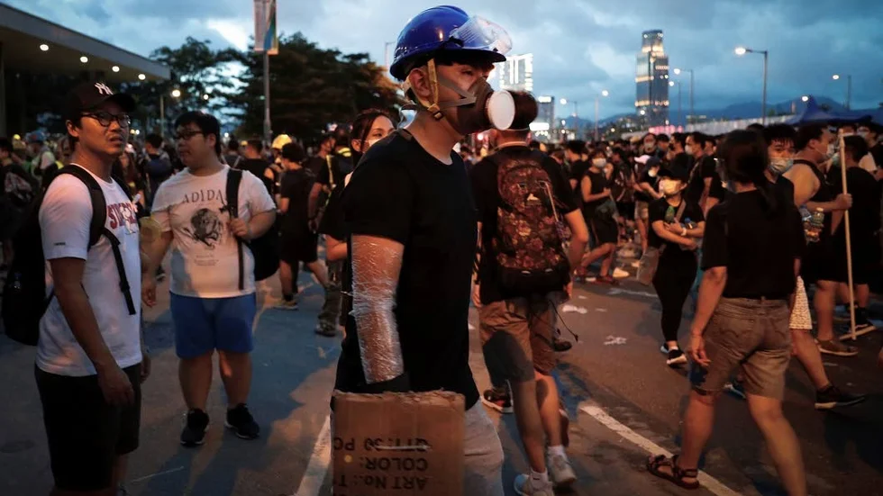 Demonstranter stormade parlamentbyggnaden i Hongkong och slet ned tavlor på politiker.